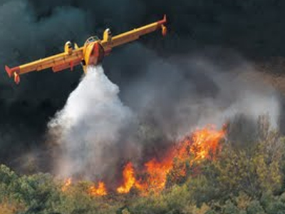 Σε πλήρη εξέλιξη η φωτιά στο Μεσολόγγι